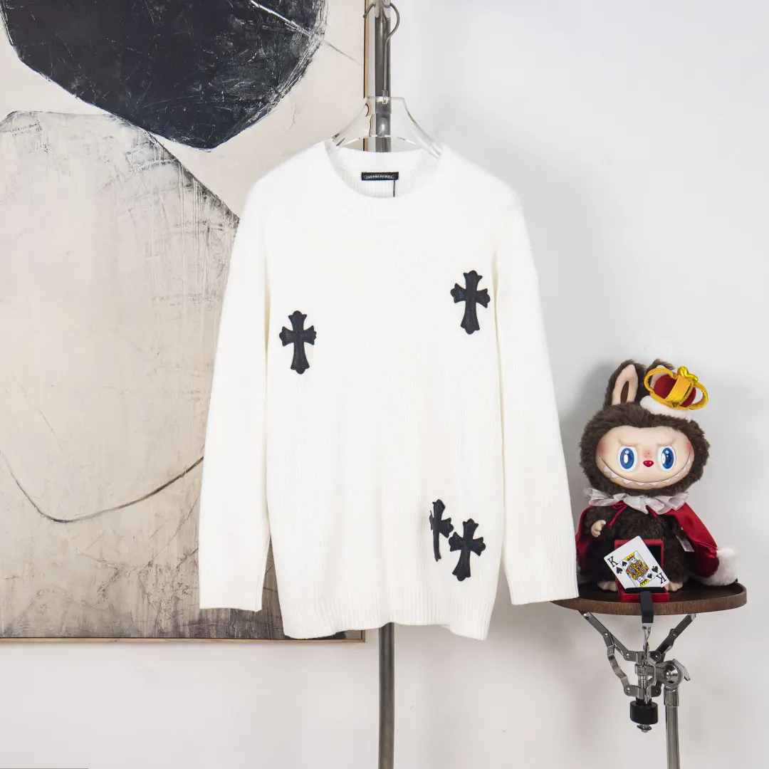 P320 zp version [Exclusive supply] Chrome Hearts/Cro Heart OS loose version 2025fw autumn and winter new style Classic customized leather cross 🪡logo Round neck long sleeve off-shoulder sweater cardigan Imported wool blended fabric Exquisitely upgraded, inspired by the 1980s retro Original fabric Official same style Round neck Long sleeve suit Customized mesh sweater thick knitted fabric Very comfortable to the touch The latest brick cabinets in spring and summer are in sync, fashionable and individual Super versatile and good-looking style, very suitable for both men and women. A must-have style. Hang tag, collar label, washed wheat, complete with three labels. Color: black and white. Size: M L XL 2XL 3XL. Number: YK10634.